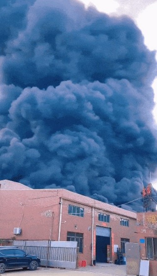 黑煙蔽日！東莞大火再敲警鐘，誰為安全生產(chǎn)漏洞買單